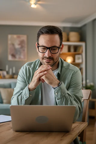 Man shopping for car online